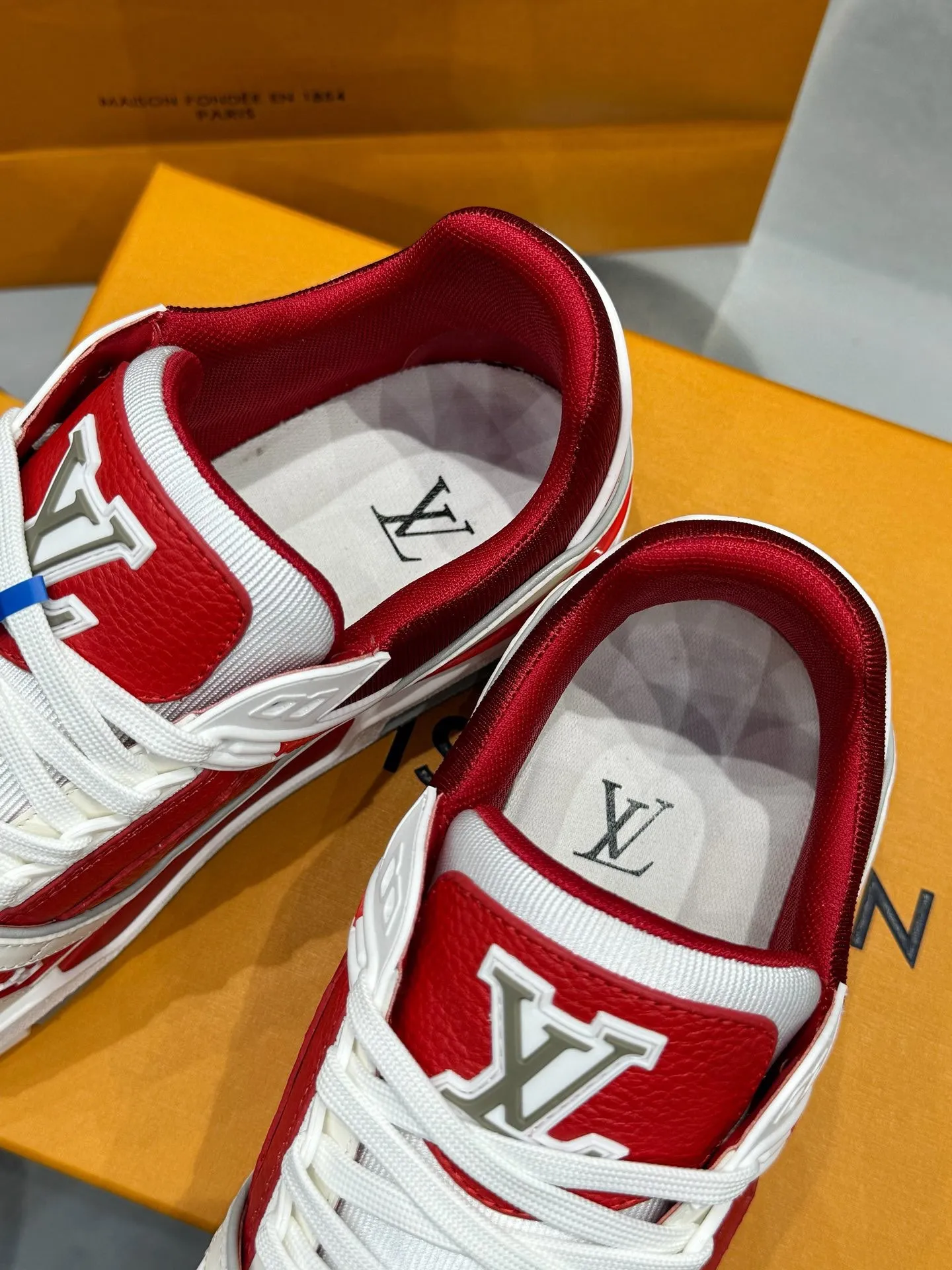 👟👟Ex-factory price 740👟👟 LOUIS VUITTON - the best-looking sneakers by Virgin Abloh, Lv Brand strongly recommends new products, official website limited edition retro basketball sneakers! Both high-top and low-top models spent money to purchase the original 1:1 accurate replica, the details are invincible, full of sincerity, imported custom-made original cowhide, the original package method is the same, the details are 100% restored, the private model customizes the original one-piece TPU outsole, which is different from other brands, without the original version, this effect cannot be achieved! LV’s best-looking couple shoes in the past, don’t miss it! Size: 35-45